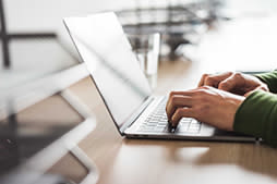 Imagem com labtop - Pack PME Essencial